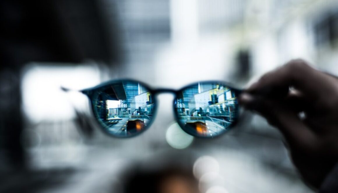 Zjawisko rozproszenia światła w ośrodkach — wszystko o jego mechanizmach i wpływie